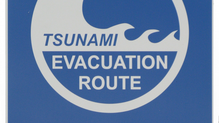 Tsunami_evacuation_route_sign%2C_New_Zealand.jpg